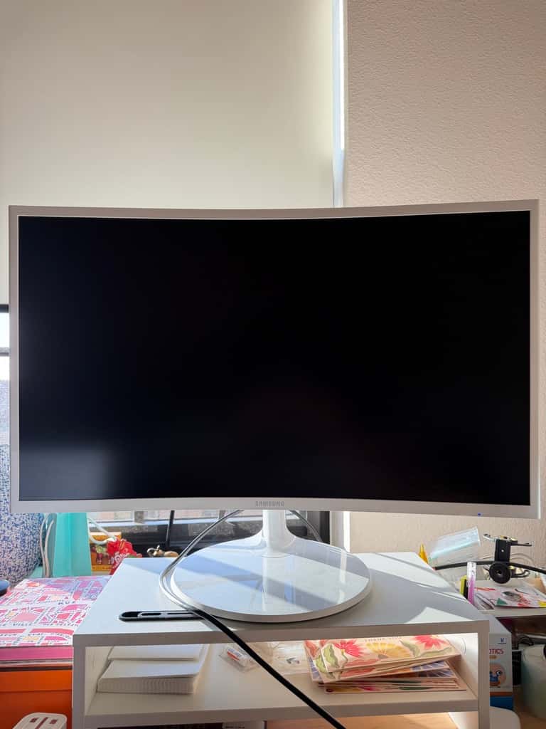 Samsung 27" Curved Monitor (White) – Like New 1